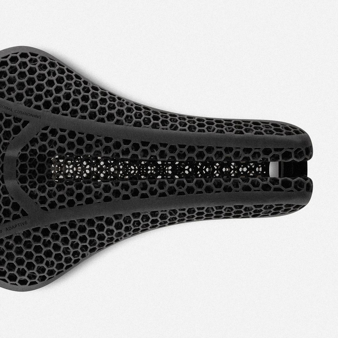 fizik-aeris-long-distance-R1-adaptive-high-performance-saddle