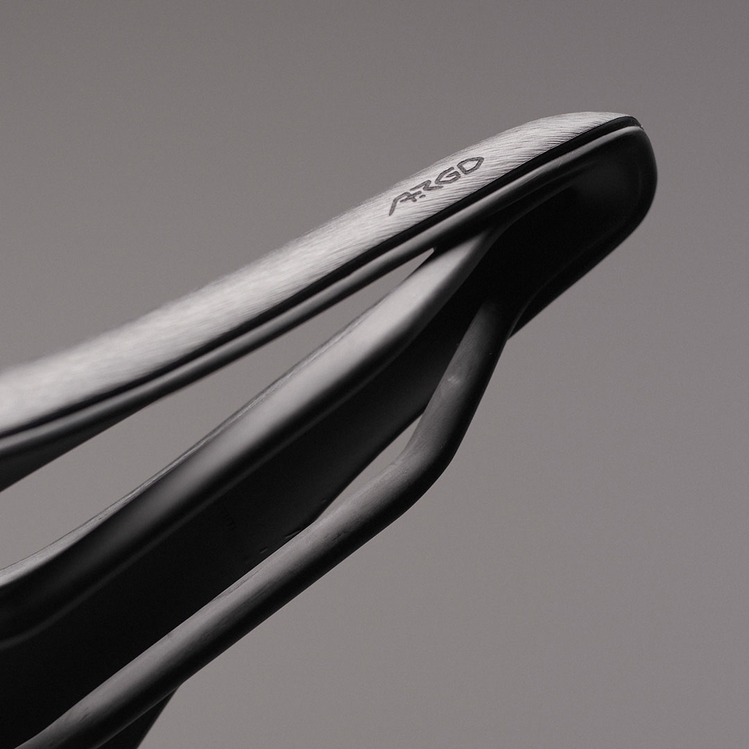 fizik-lightest-carbon-saddle-with-injected-padding