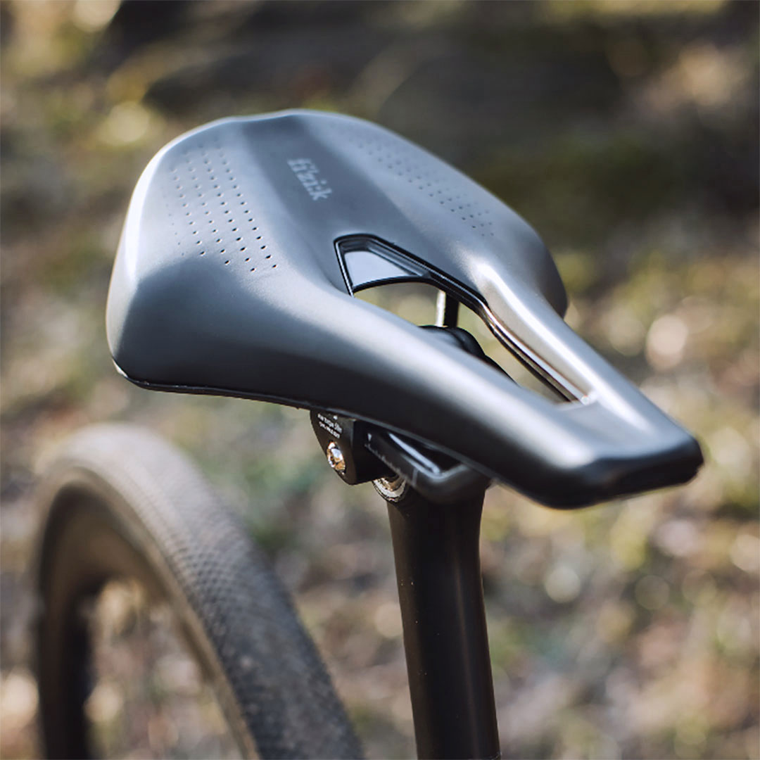 Bike saddle for endurance cycling - Tempo Argo R1 - Fizik