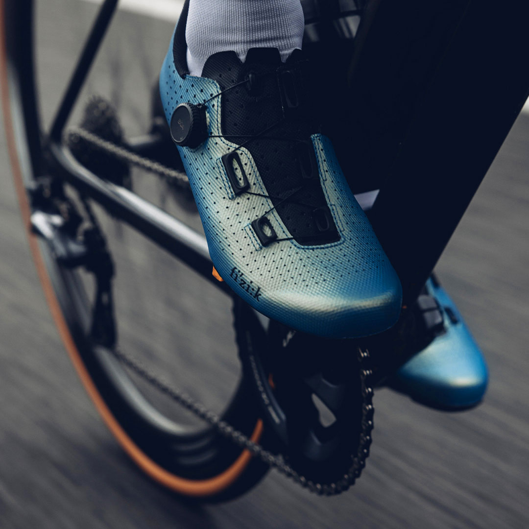 fizik-tempo-decos-iridiscent-light-blue-breathable-and-ventilated-mesh-shoes
