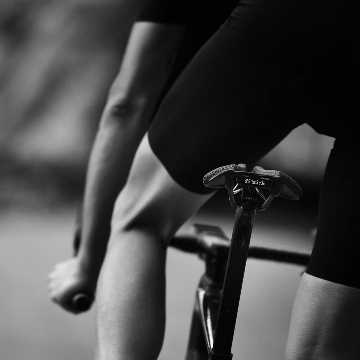 performance-cycling-saddle-antares-versus-evo-r1-adaptive-fizik